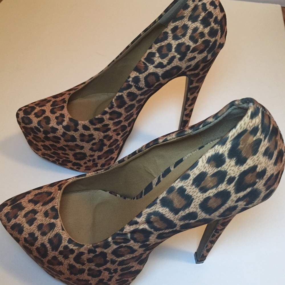 CHEETAH HEELS Size 7